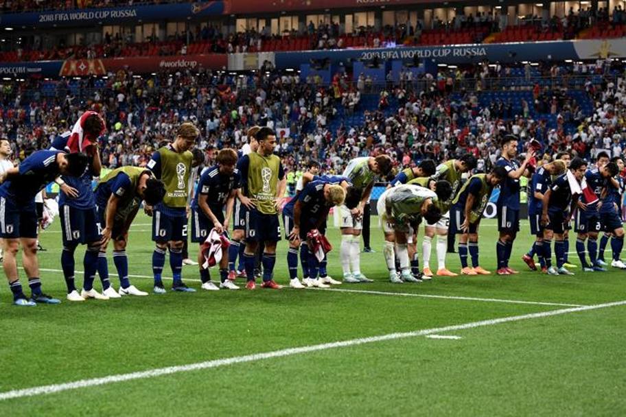 Il rispettoso inchino davanti ai tifosi giapponesi. Getty Images